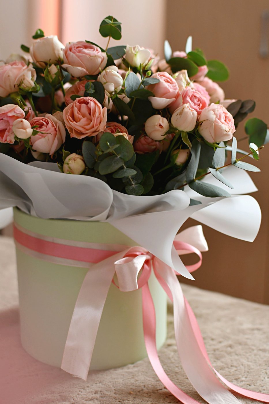 Flowerbox in Salbeigrün mit rosa Sprayrosen, Eukalyptus und Satinband