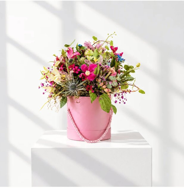 Rosa Flowerbox mit bunten Sommerblumen und Kordelgriff
