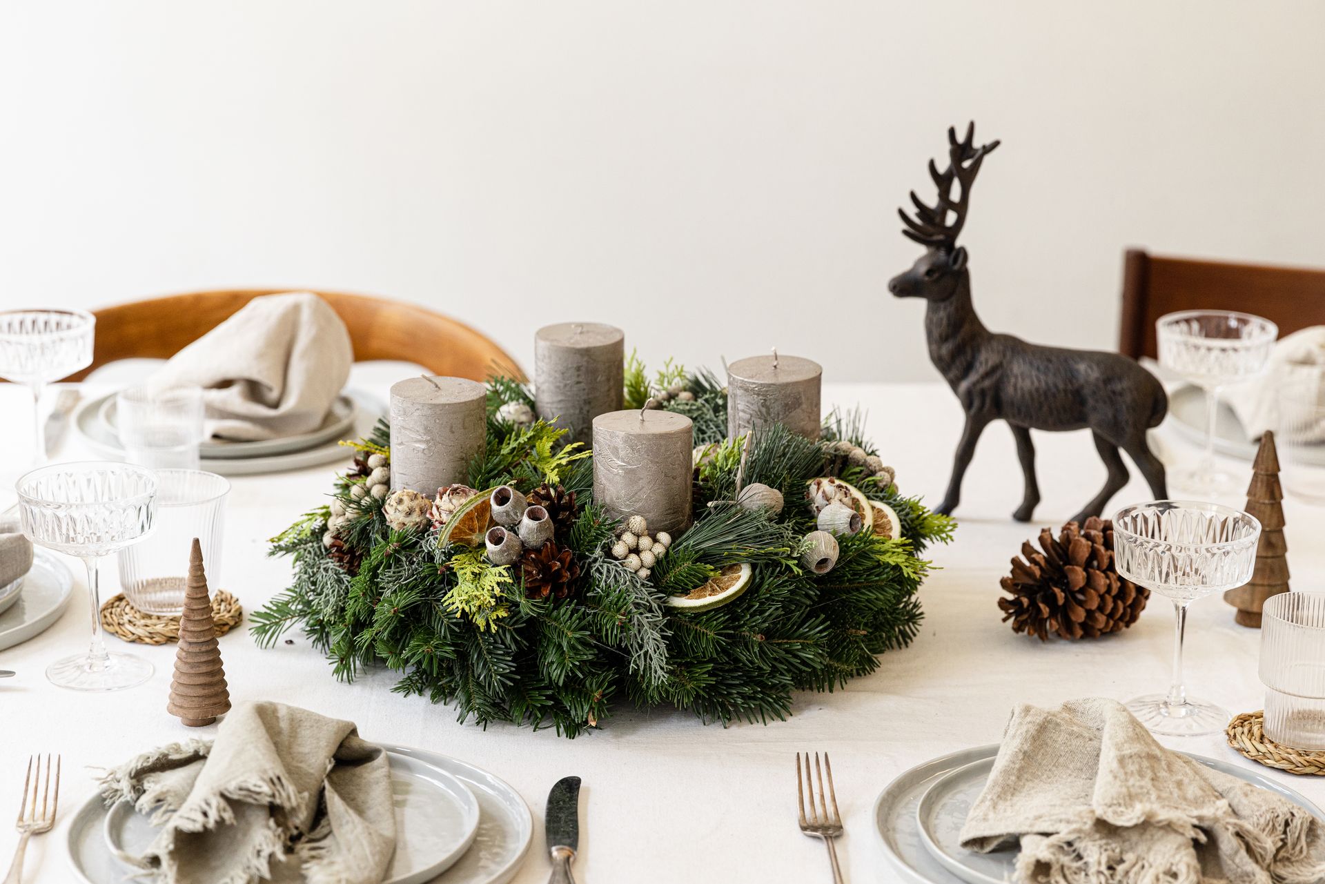 Handgebundener Adventkranz aus steirischem Reisig mit Kerzen